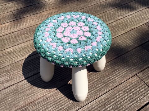 Häkelanleitung für Hocker-Überzug mit Blumenmandala für alle 30-cm-Hocker