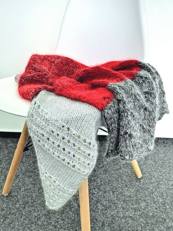 Gestrickte Dreieckstücher mit Lochkante, meliertem Grau und rotem, flauschigem Abschnitt