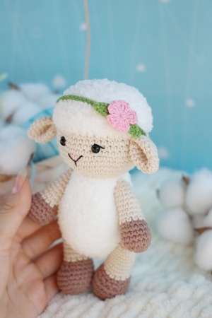 Crochet pattern amigurumi Little lambs with flowers