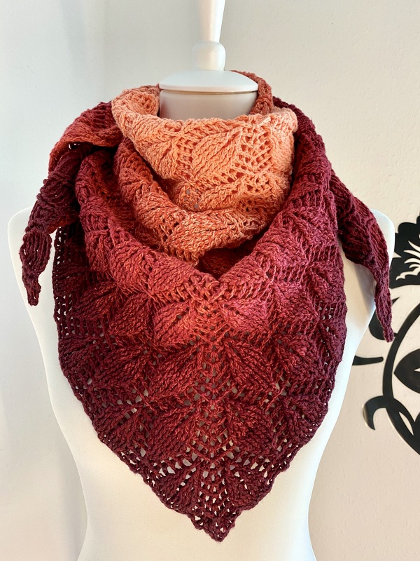 Gehäkeltes Dreieckstuch, Farbverlauf Bordeaux zu Apricot, Blatt-Lacemuster, auf Büste drapiert