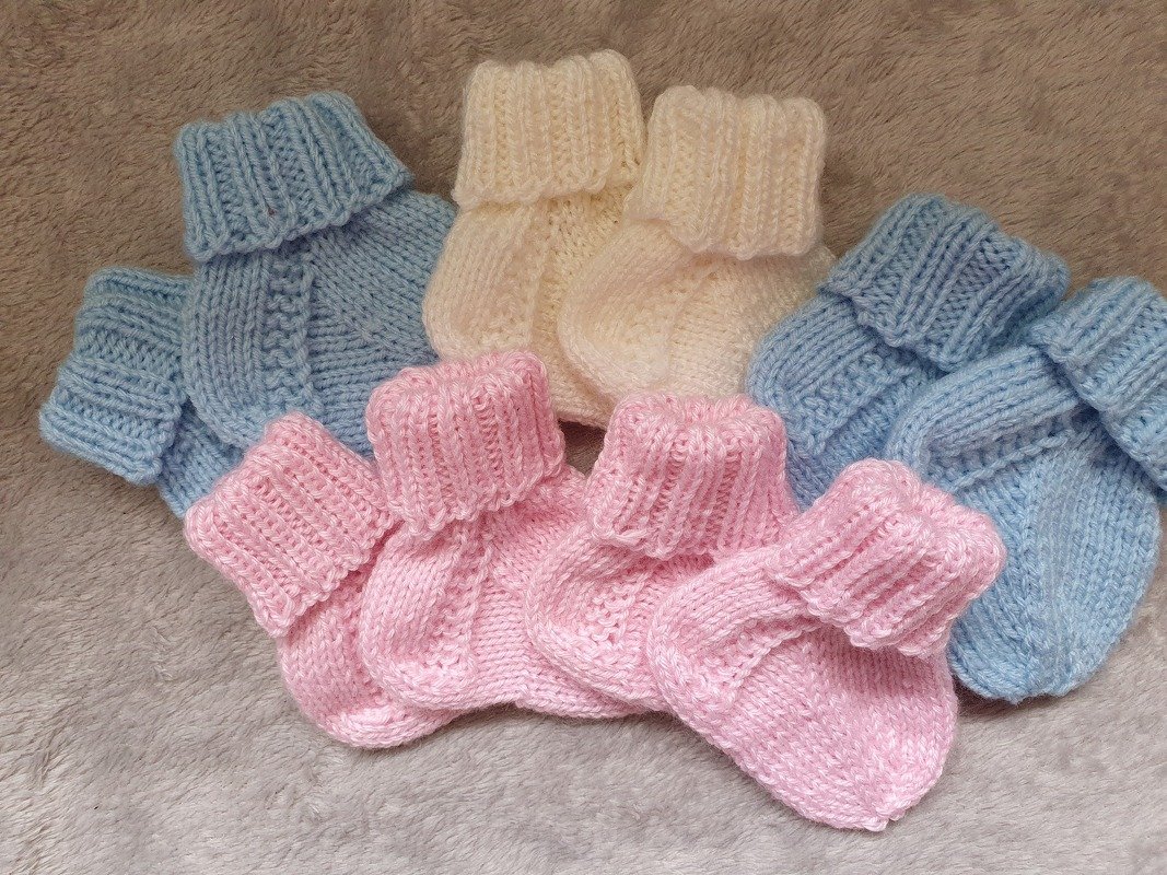 Strickanleitung für kuschelige Babysöckchen in drei Größen!