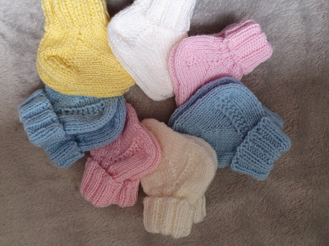 Strickanleitung für kuschelige Babysöckchen in drei Größen!