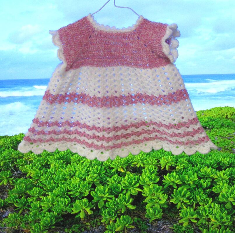 Gehäkeltes A‑Linien‑Babykleid in Creme und Rosa mit Lochmuster und Muschelsaum