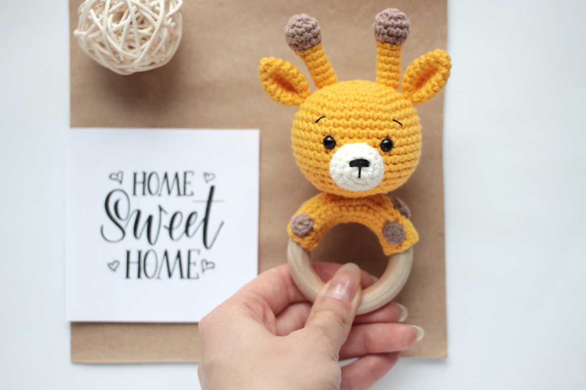 Crochet pattern baby rattle giraffe
