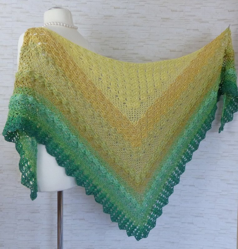 Gehäkeltes Dreieckstuch in Gelb- und Grüntönen auf Schneiderpuppe