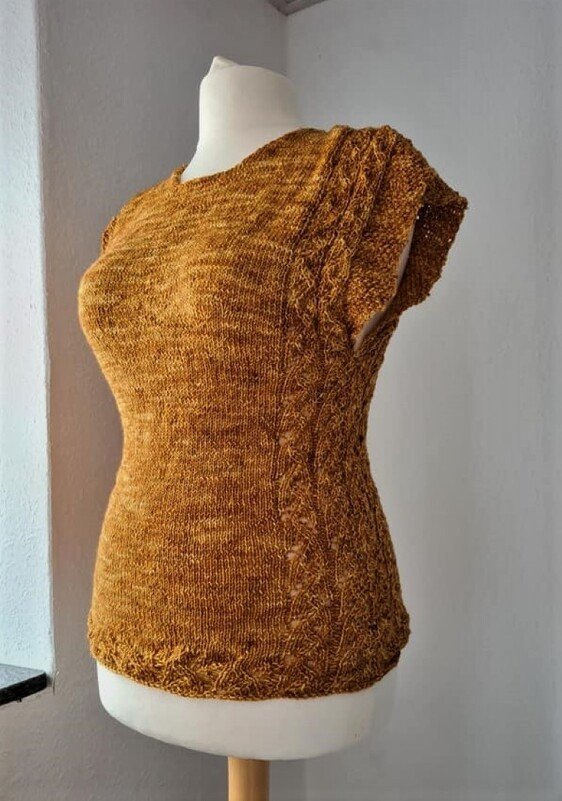 Ärmelloses, tailliertes Stricktop in Senfgelb mit seitlichen und Schulter-Zopfmustern auf Schneiderpuppe