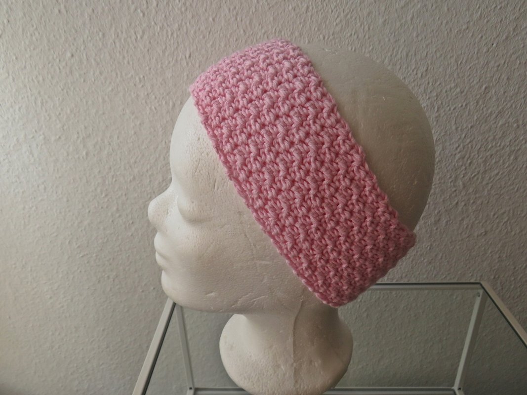 Breites rosa Häkelstirnband, Detail der Maschenstruktur, Seitenansicht