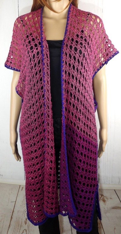 Lange gehäkelte Weste in Pink mit lila Kanten, offene Front, kurze Ärmel