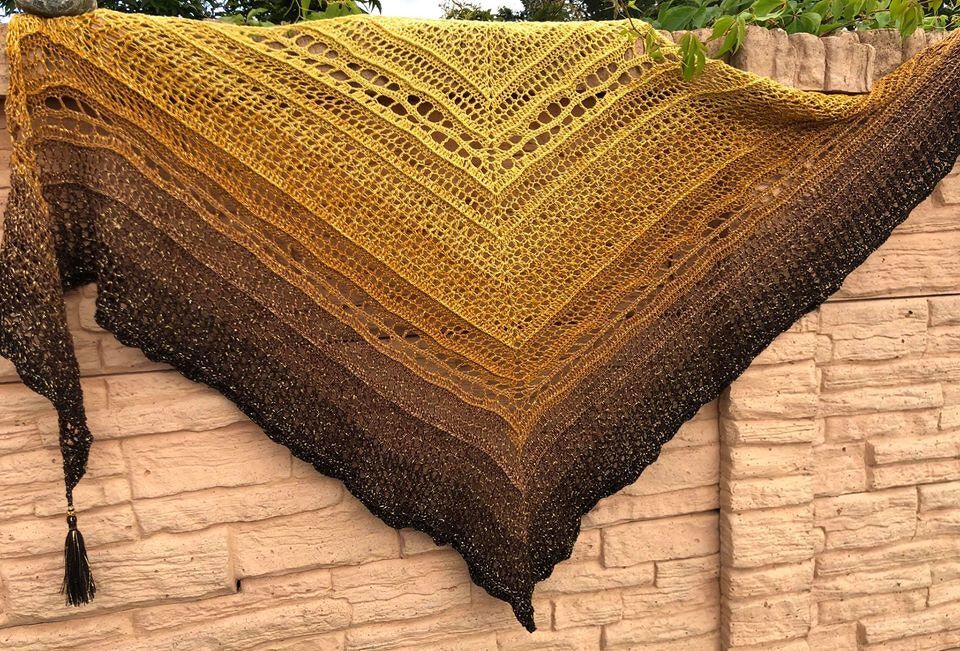 Gehäkeltes Dreieckstuch Gelb‑Braun mit Quaste und Schimmer