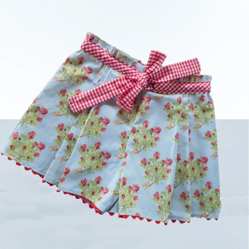 Hellblauer Kinderrock mit Rosenprint, weißen Punkten, rot-weiß kariertem Bund, Schleife und rotem Wellensaum