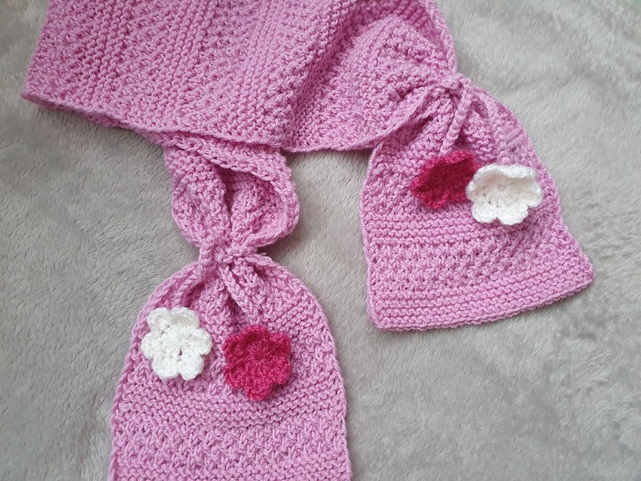 Strickanleitung Mädchenschal 3 - 4 Jahre mit Häkelblümchen!