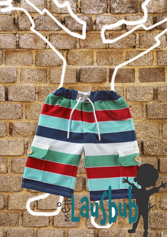 Gestreifte Kinder-Shorts mit Gummibund, Tunnelzug und aufgesetzten Taschen mit Knopf vor Backsteinwand