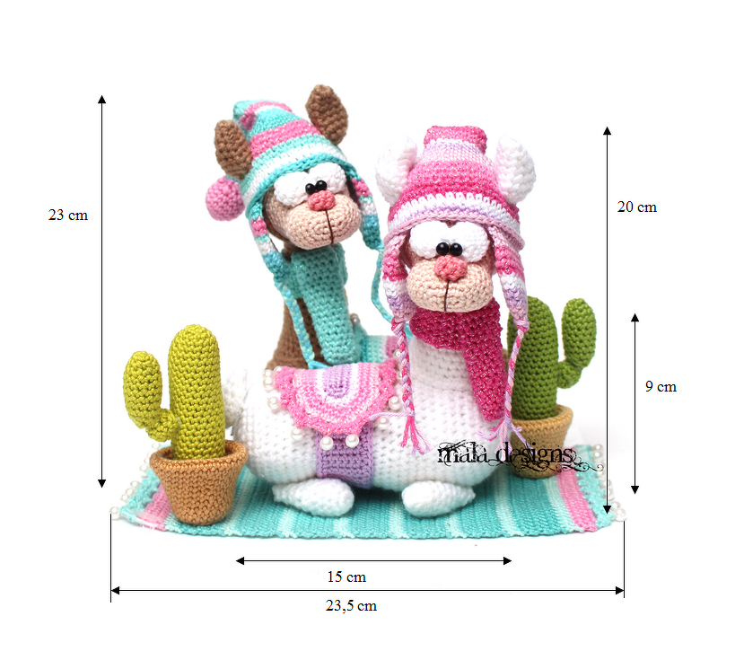 Decorative crocheted set with two llamas in hats and scarves on a striped mat and two potted cacti, with measurements shown.