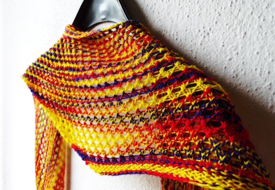 Triangular scarf knitting pattern "Flower Power"