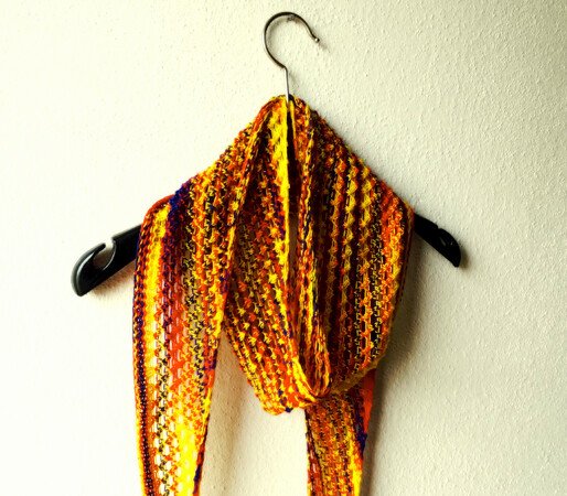 Triangular scarf knitting pattern "Flower Power"