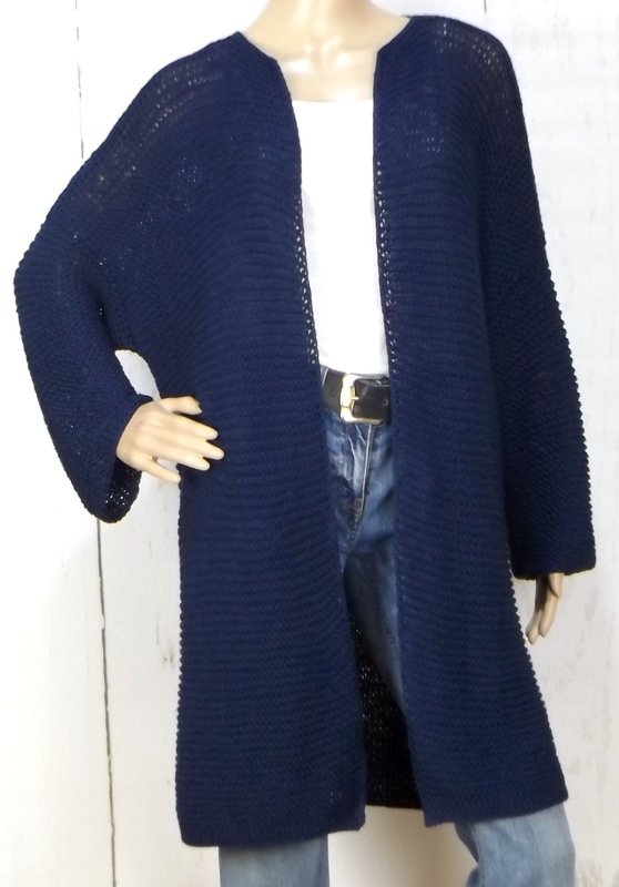 Offene midilange Strickjacke in Dunkelblau mit feiner Rippenstruktur an Schaufensterpuppe über weißem Top und Jeans
