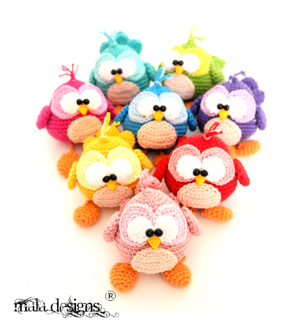 Gruppe farbenfroher gehäkelter Amigurumi-Vögel