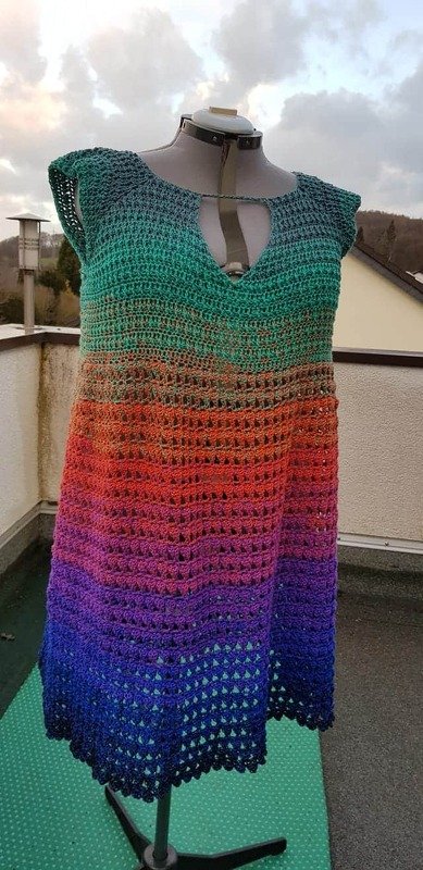 Gehäkelte Tunika mit Ombré-Farbverlauf und offener Häkelkante am Saum auf einer Schneiderpuppe