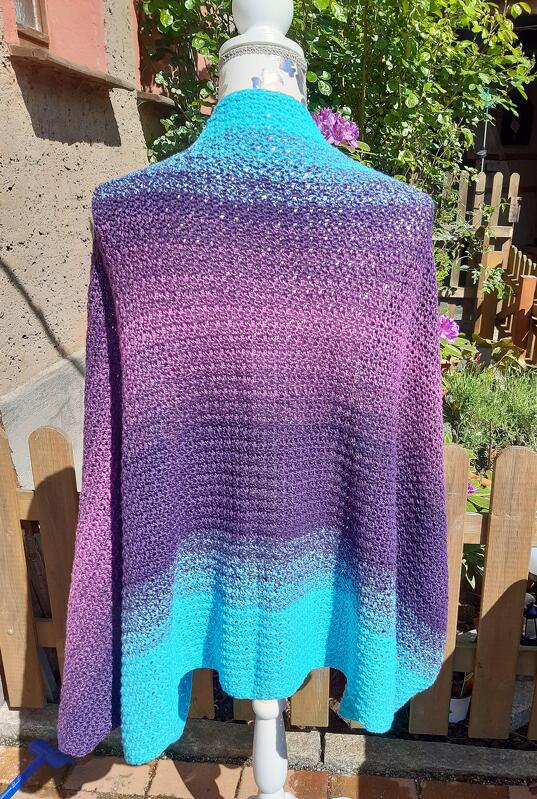 Gehäkelter Seelenwärmer mit Farbverlauf von Lila zu Türkis auf Schneiderpuppe