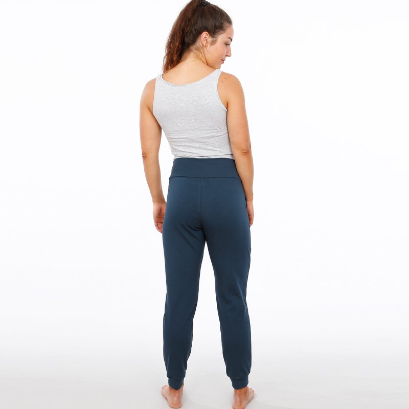 Rückenansicht einer Frau in dunkelblauer Jogginghose mit hohem Bund