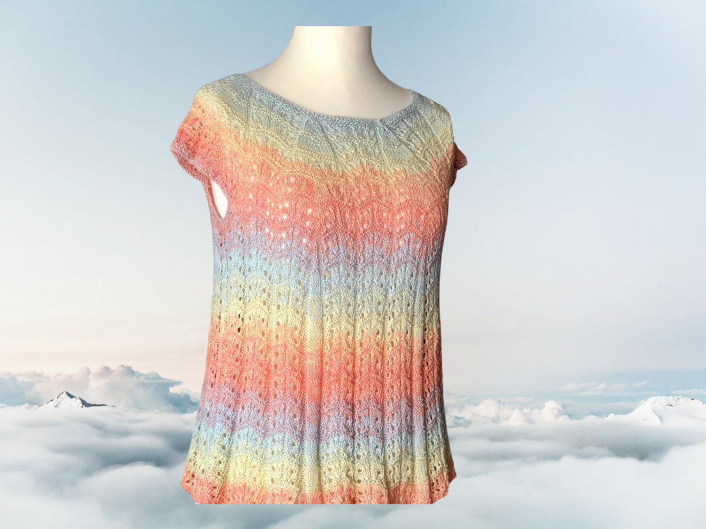 Gestricktes Damen-Top mit Pastellstreifen und feinem Lochmuster auf Schaufensterpuppe vor Himmelshintergrund