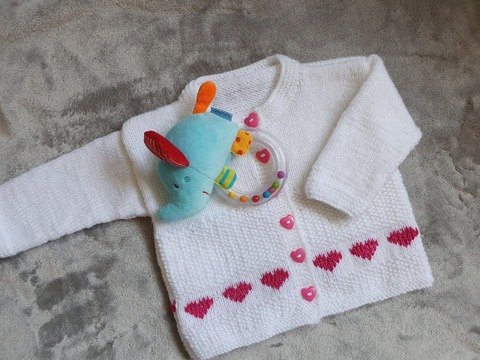 Strickanleitung Babyjacke mit gestickten Herzchen Größe 68/74!