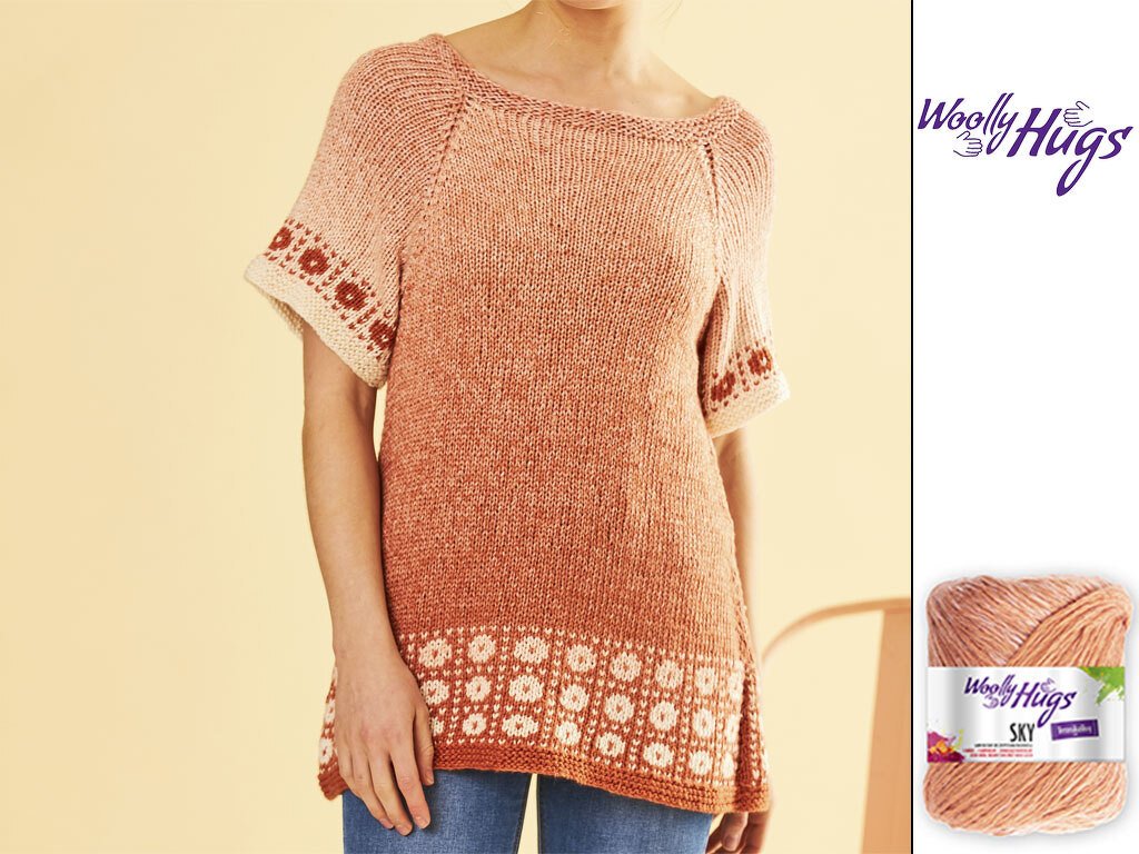 Kurzärmeliger gestrickter Damenpullover in Pfirsichtönen mit kontrastierendem Blumenmuster an Saum und Ärmeln