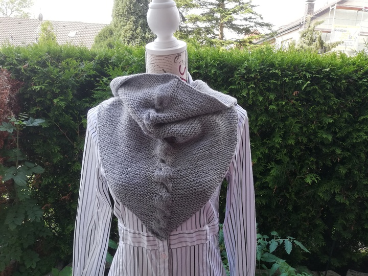 Stylisches Zopftuch stricken