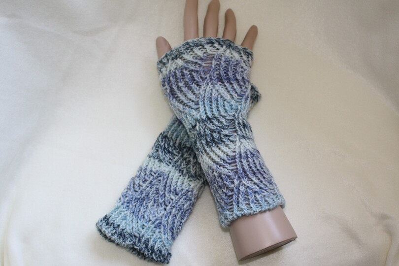 Elegante Armstulpen/Pulswärmer im plastischen Wellenmuster