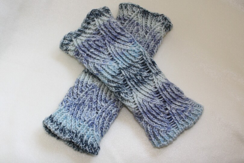 Elegante Armstulpen/Pulswärmer im plastischen Wellenmuster