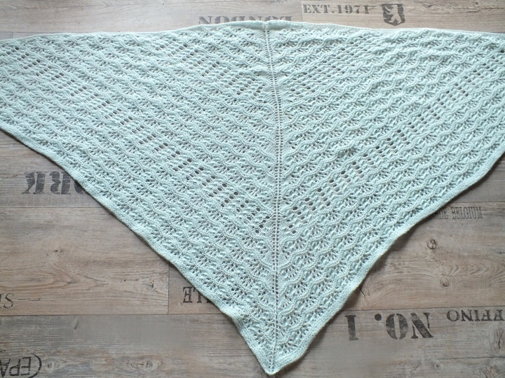 Strickanleitung großes Dreieckstuch Ronanamu Lochmuster