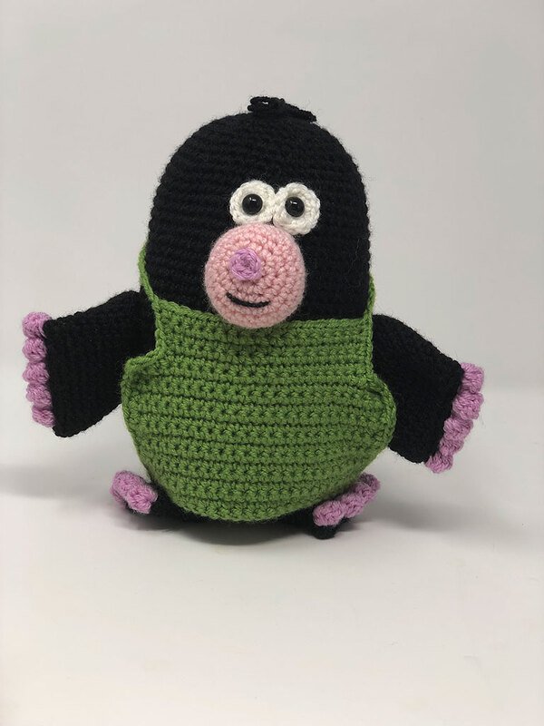 Gehäkelter Amigurumi-Maulwurf mit grüner Latzhose