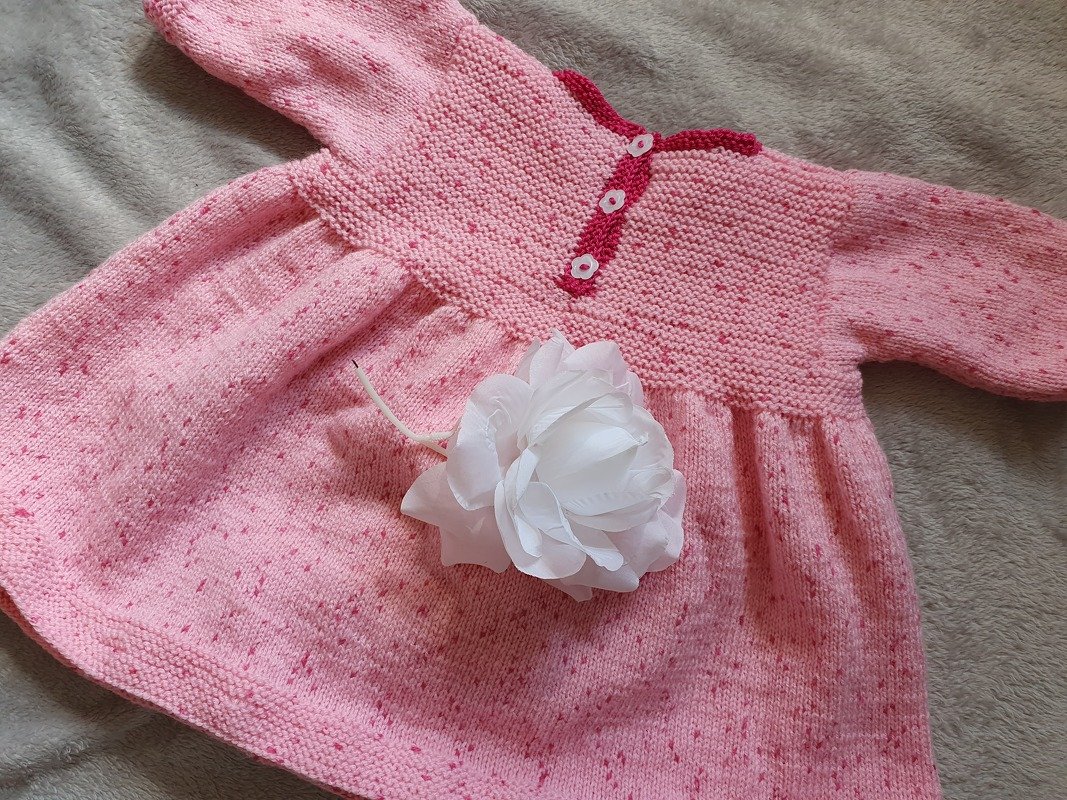 Strickanleitung für ein Babykleidchen in der Größe 80/86!