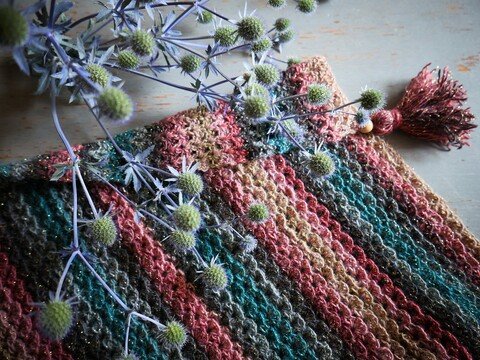 Häkelanleitung: Modernes Dreieckstuch „Daphne“ – asymmetrisch  & elegant