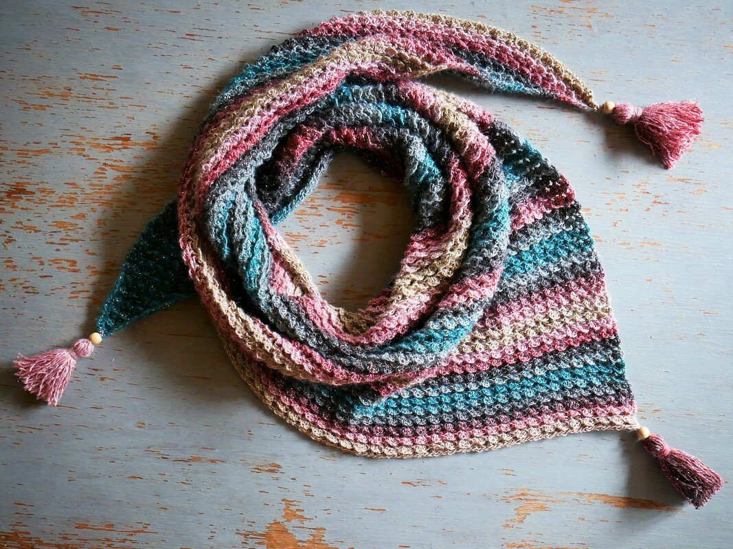 Gehäkeltes Dreieckstuch mit gestreiftem Farbverlauf, texturiertem Muster und Quasten mit Holzperlen