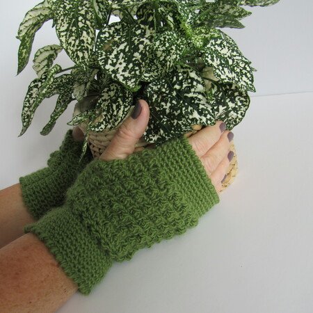 Hannah Fingerless Glove Crochet Pattern