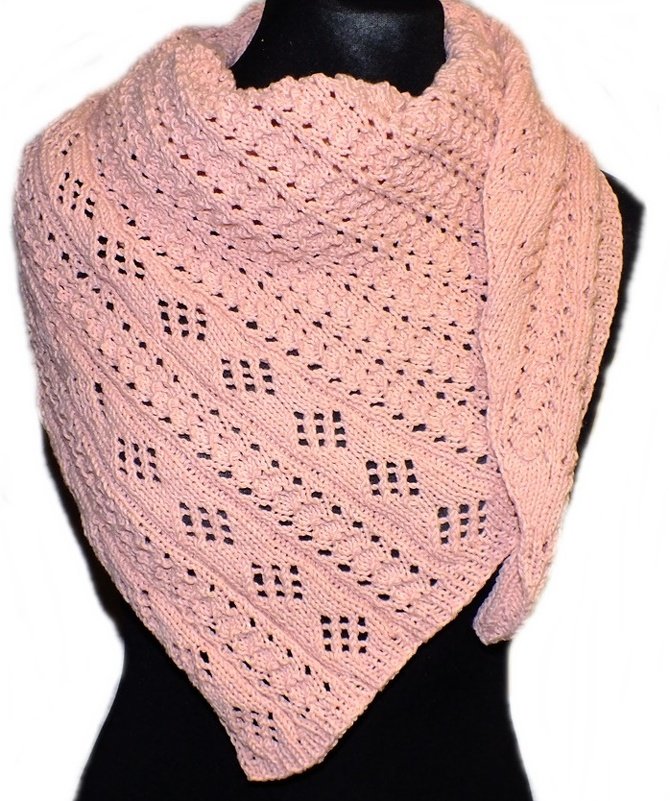 Rosa gestricktes Dreieckstuch mit Rauten-Loch- und Noppenmuster auf schwarzer Büste