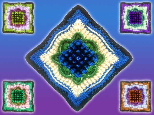 Zentrales großes gehäkeltes Quadrat mit texturierter Popcorn-Mitte, umgeben von vier kleineren quadratischen Applikationen in unterschiedlichen Farbkombinationen vor blau-violettem Hintergrund.