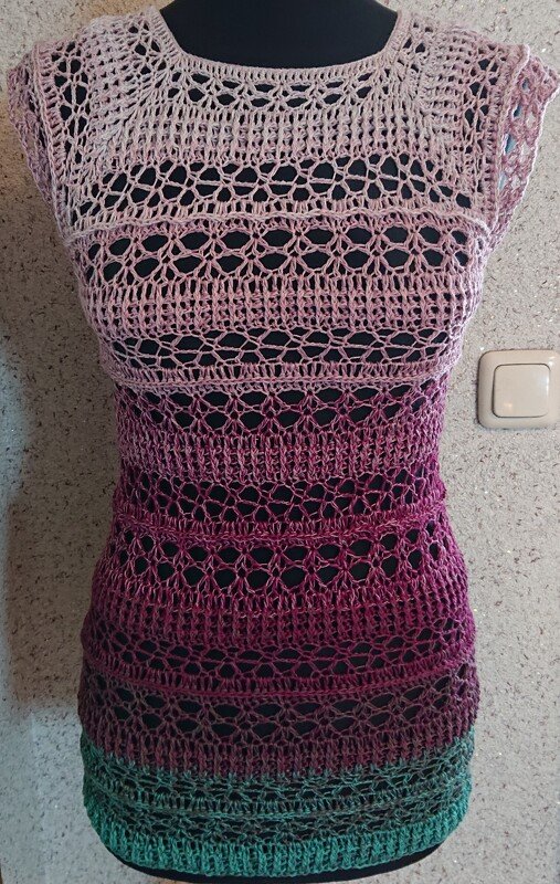 Ärmelloses gehäkeltes Damen‑Shirt auf Büste, Ombré von Rosa über Pink bis Türkisgrün mit horizontalen Lochmustern und festen Häkelreihen.