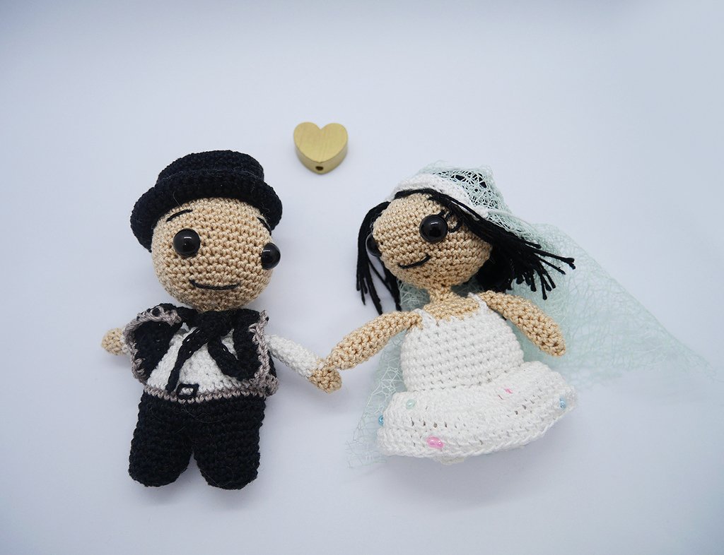 Gehäkeltes Amigurumi-Brautpaar mit kleinem Holzherz