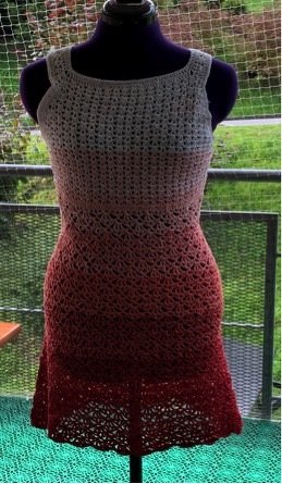 Ärmellose gehäkelte Tunika in Ombre-Grau bis Rotbraun auf Schneiderpuppe.