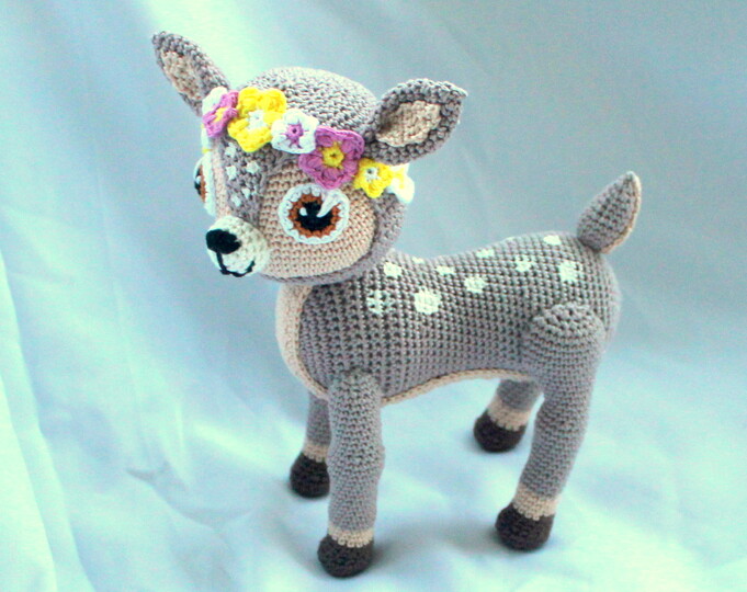 Crochet a Fawn – a lying deer with a flower wreath, 27 cm (EN & DE)