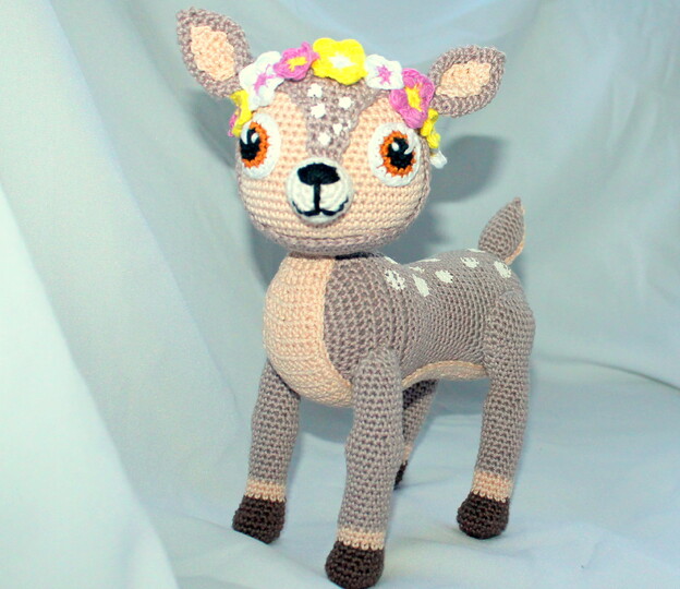Crochet a Fawn – a lying deer with a flower wreath, 27 cm (EN & DE)