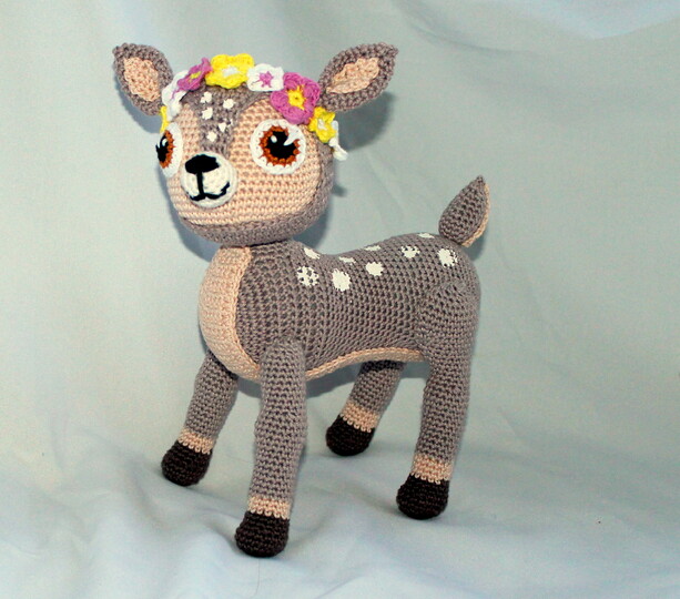 Crochet a Fawn – a lying deer with a flower wreath, 27 cm (EN & DE)
