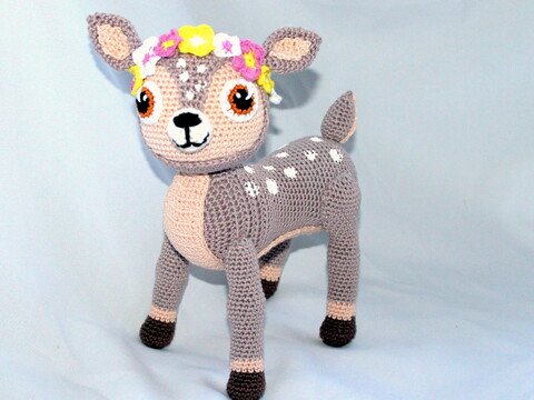 Rehkitz häkeln – liegendes Reh mit Blumenkranz, 27 cm (DE & EN)