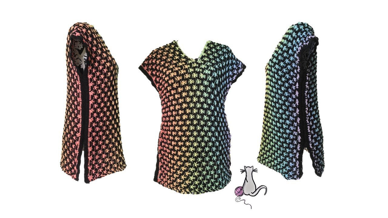 Drei Ansichten eines gehäkelten Damen‑Ponchos mit schwarzem Grund und Regenbogen‑Sternchenmuster; V‑Ausschnitt, kurze Ärmel, seitliche Schlitze.