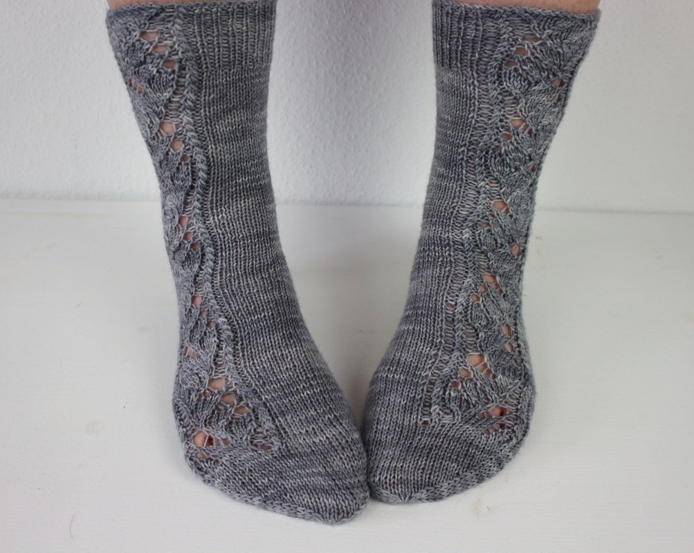 Knitting pattern socks "Mousy"