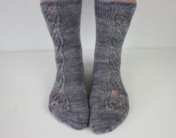 Knitting pattern socks "Mousy"