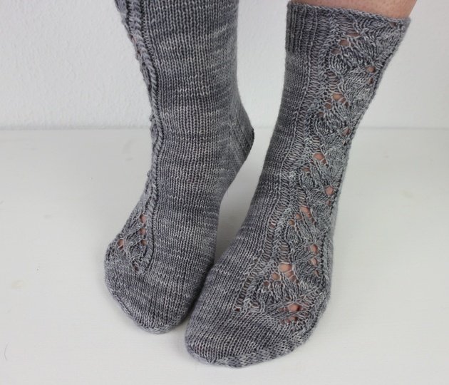 Strickanleitung Socken für Damen mit Lacemuster und kleinen Zöpfen