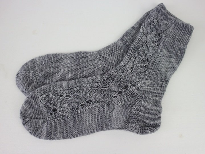 Strickanleitung Socken für Damen mit Lacemuster und kleinen Zöpfen